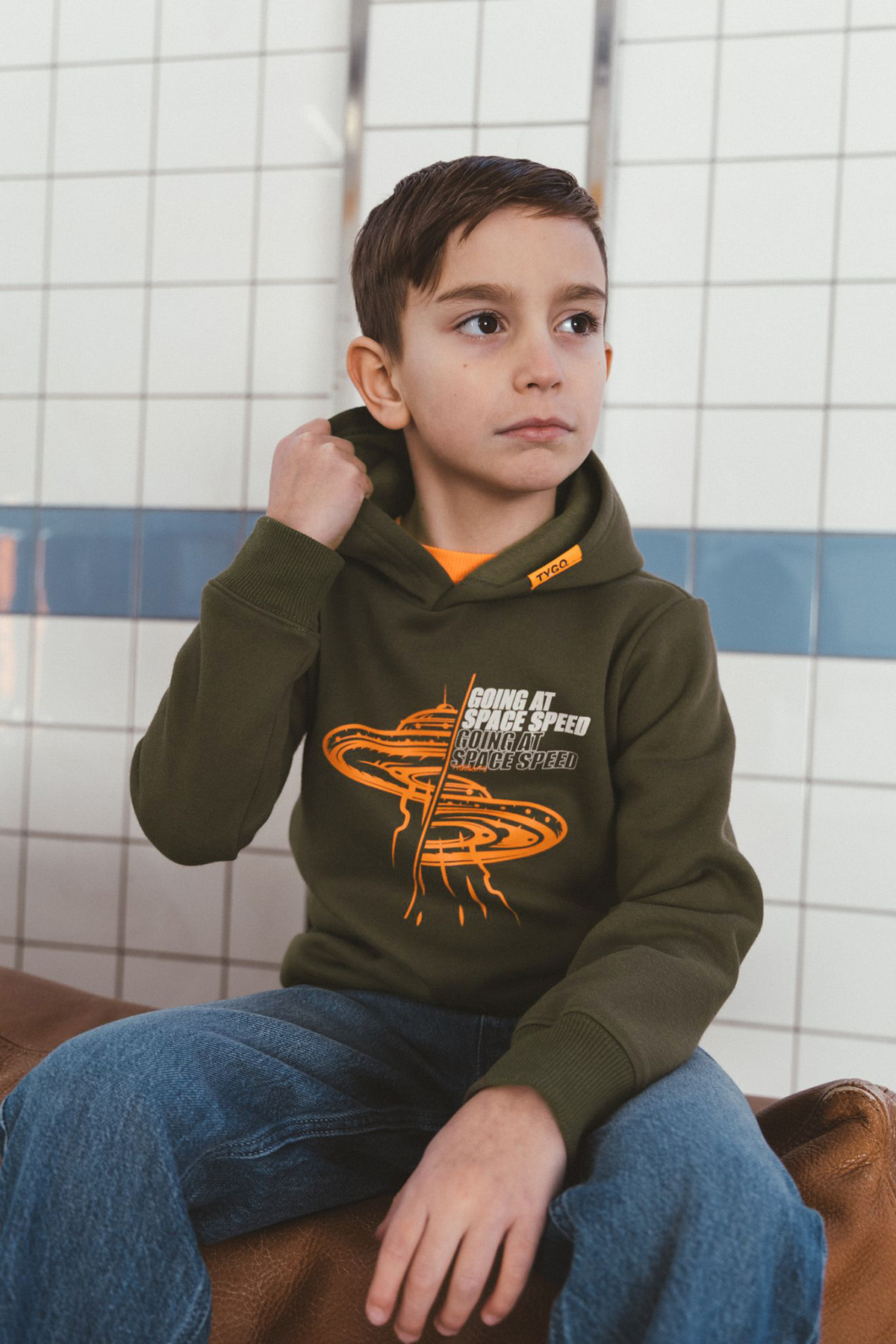 Jongen draagt groene TYGO & vito Space Speed hoodie